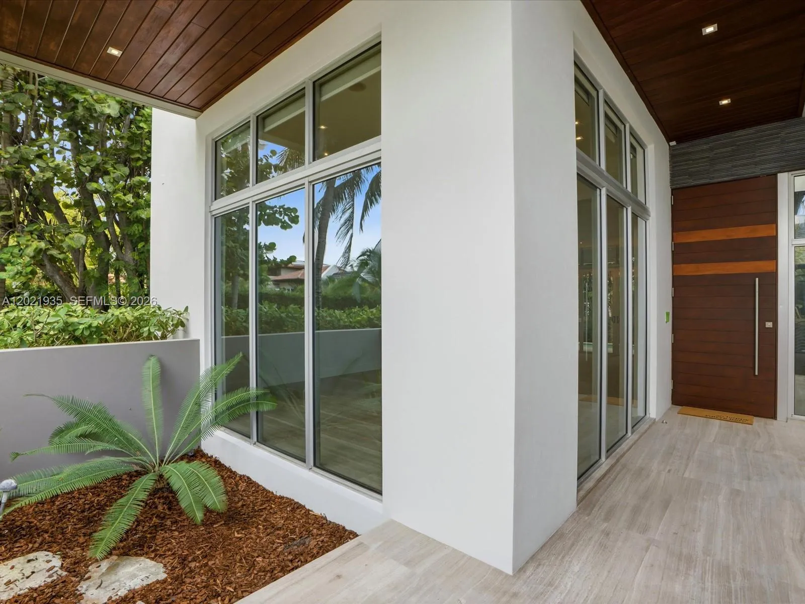 125 Hampton Ln, Key Biscayne FL 33149