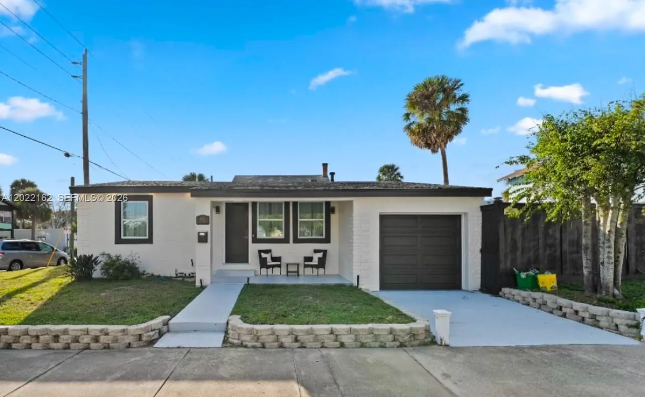 2 bedroom 1 bath for sale at 301 N Hollywood Ave, Daytona FL 32118