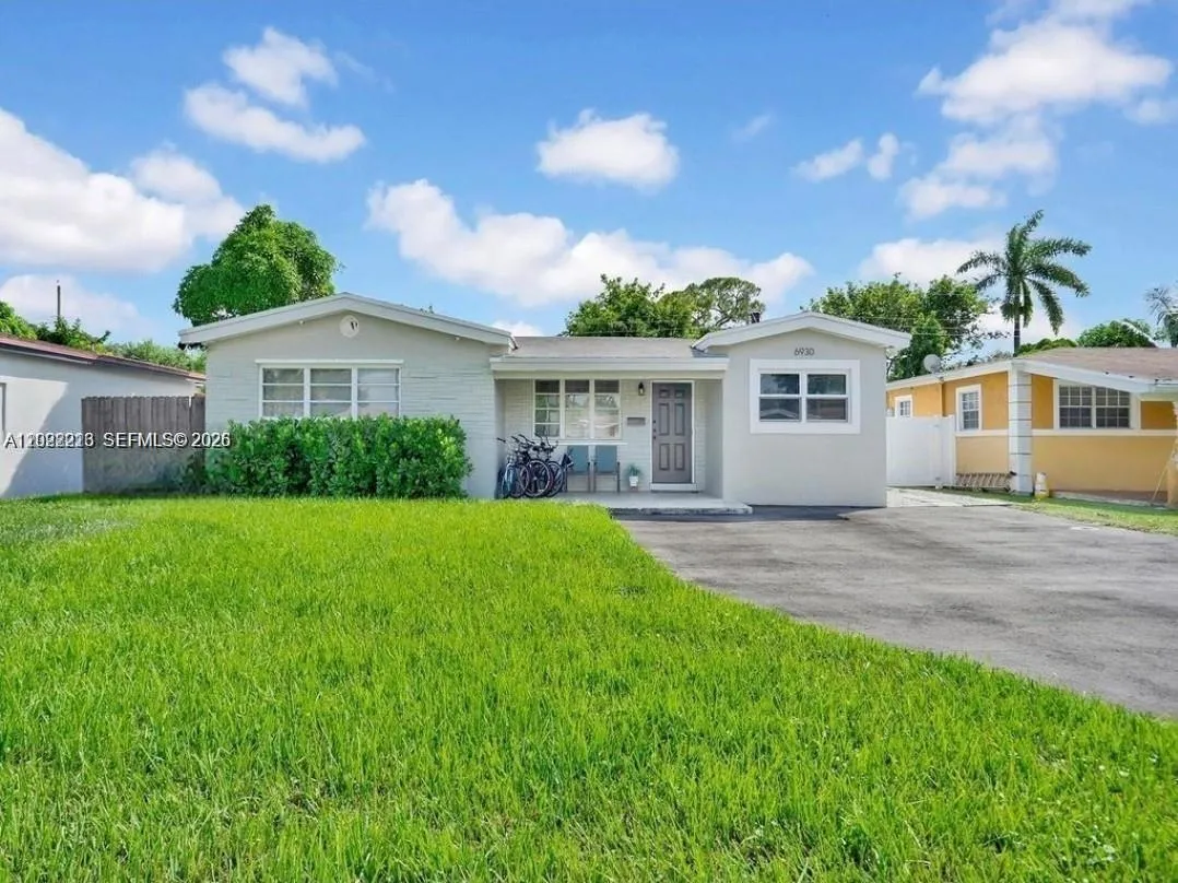 3 bedroom 2 bath for sale at 6930 SW 12th St, Pembroke Pines FL 33023