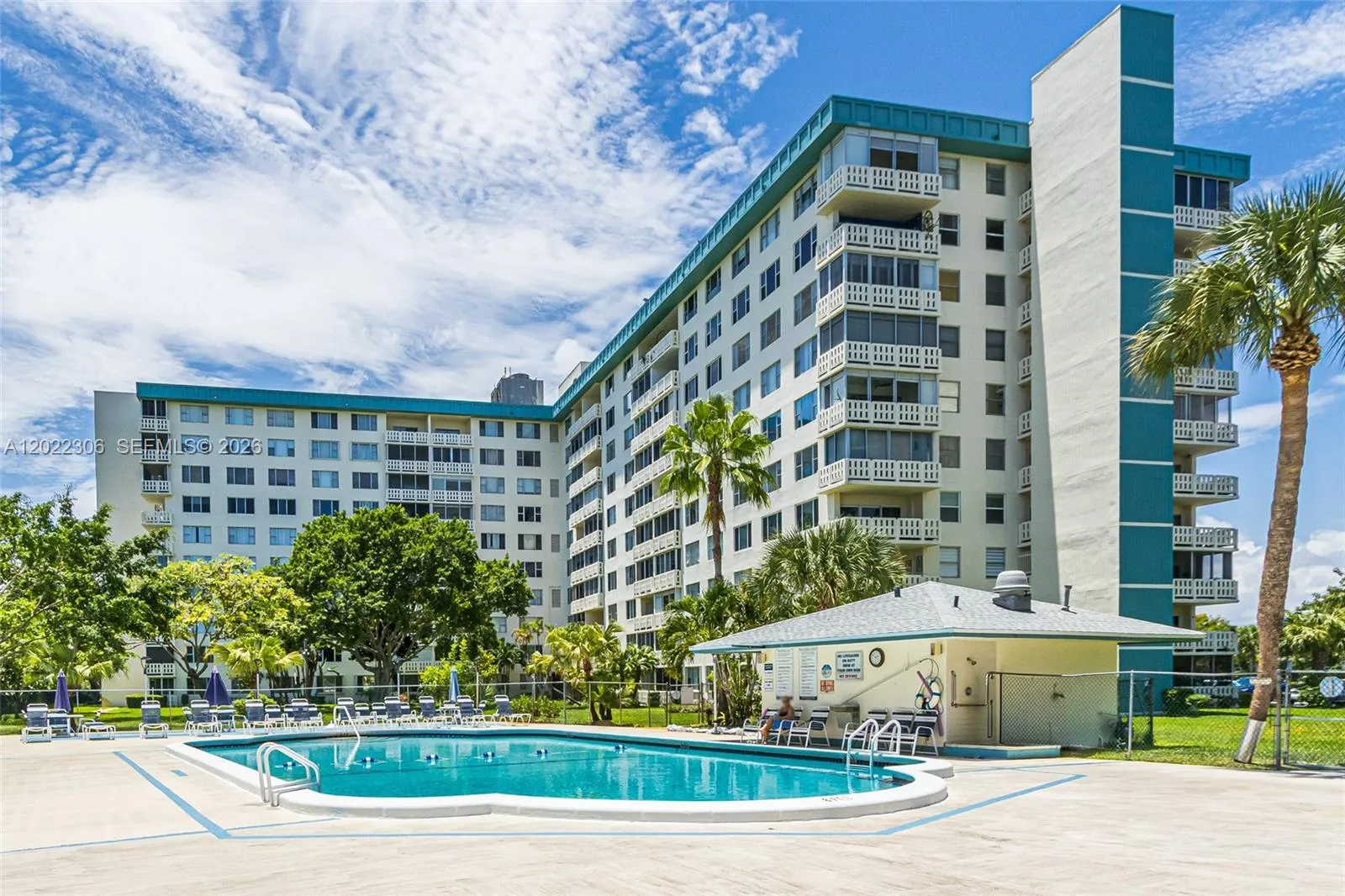 1 bedroom 1 bath for sale at 4330 Hillcrest Dr # 506, Hollywood FL 33021
