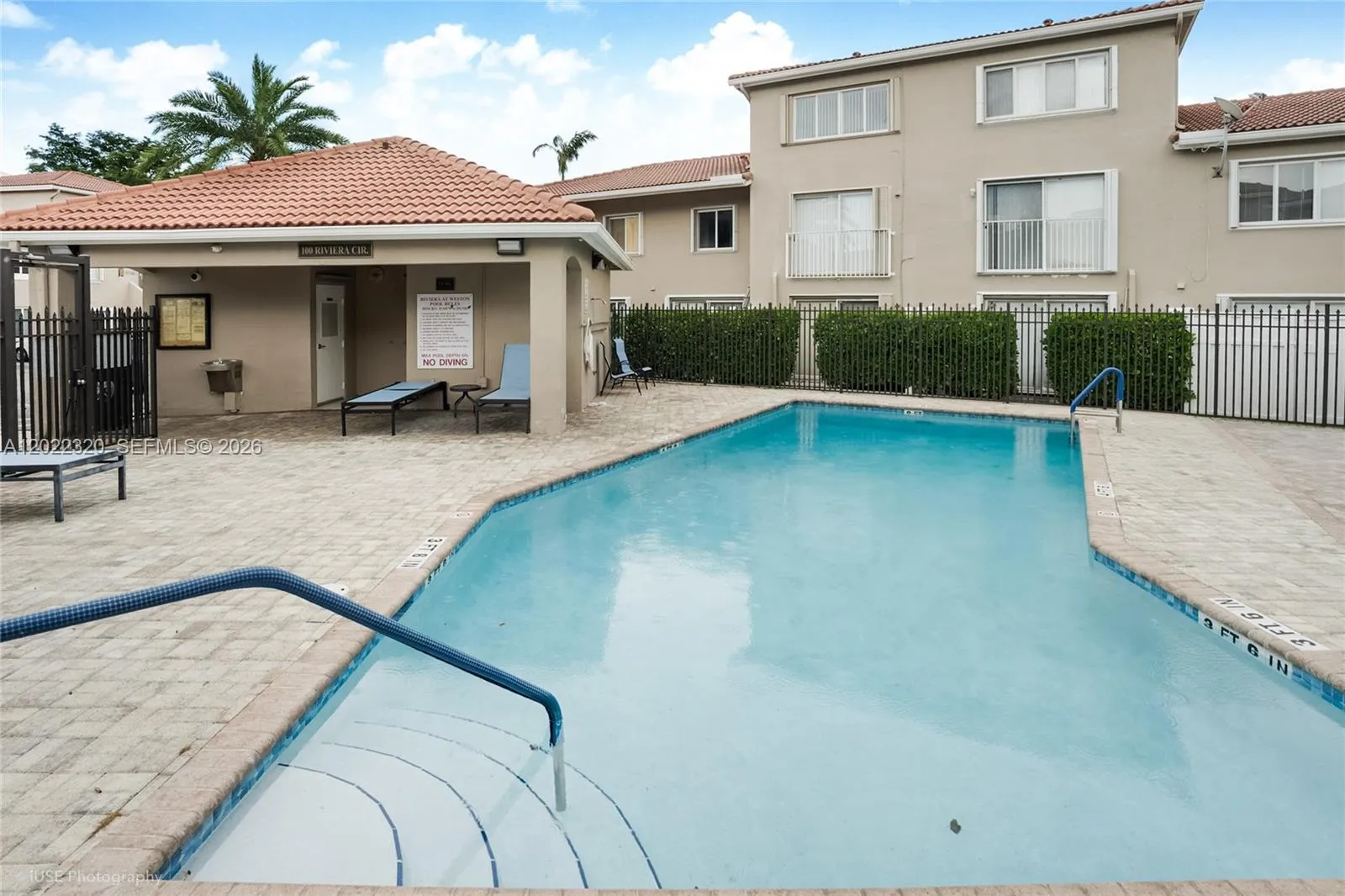 221 Riviera Cir, Weston FL 33326