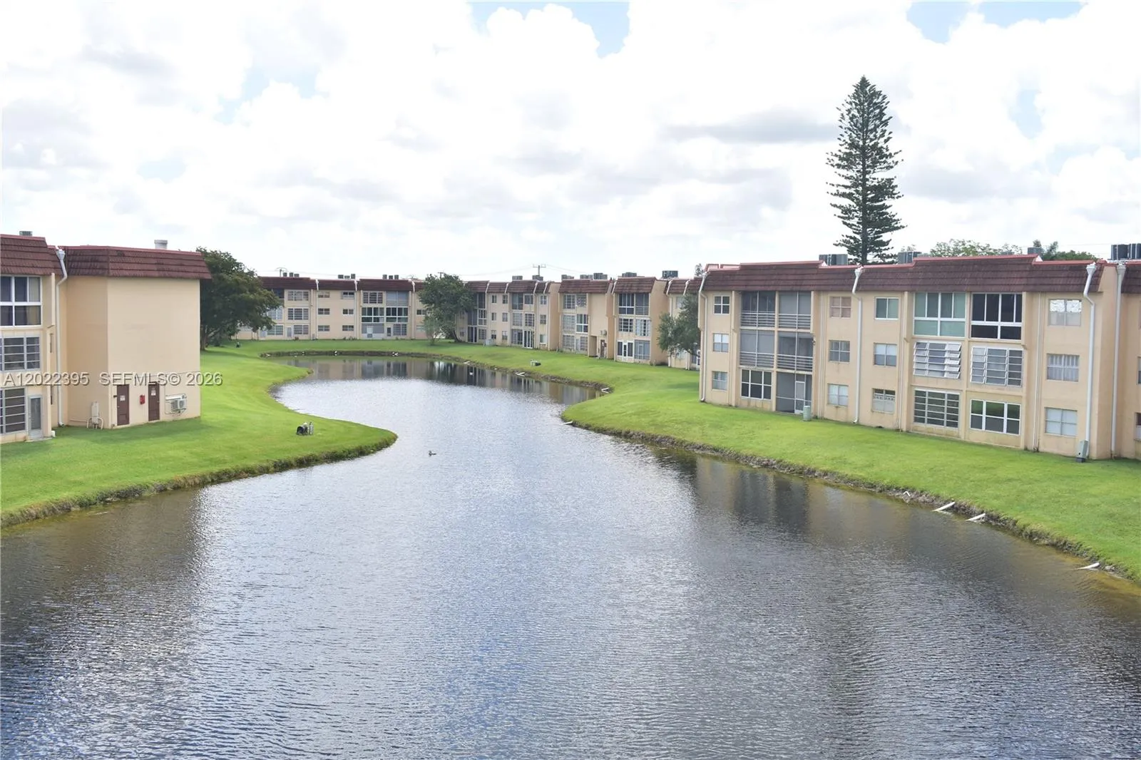 1 bedroom 1 bath for sale at 8861 Sunrise Lakes Blvd # 305, Sunrise FL 33322