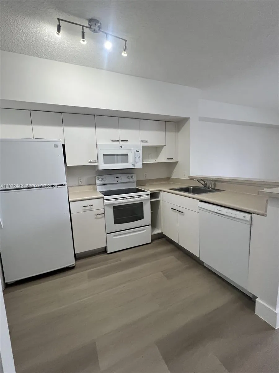 5085 NW 7th St # 503, Miami FL 33126