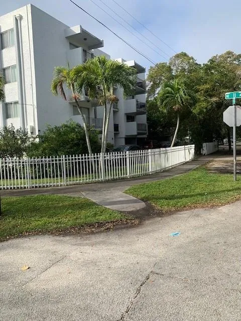 1090 NE 129th St # 202, North Miami FL 33161