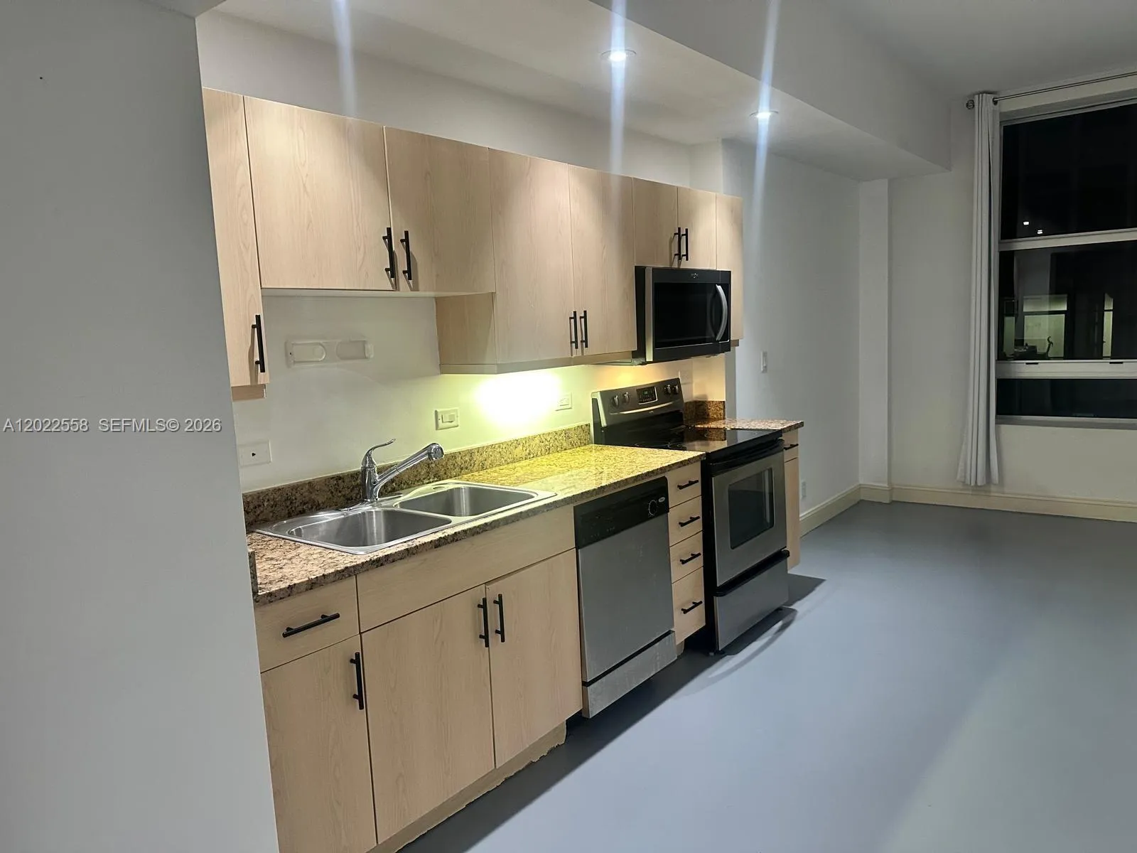 1 bedroom 1 bath for sale at 111 E Flagler # 702, Miami FL 33131
