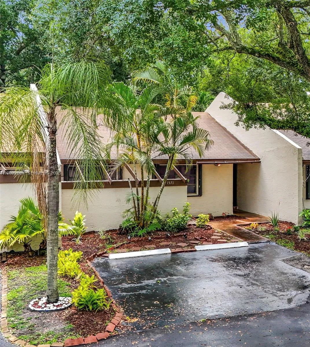 1571 NW 96th Way, Pembroke Pines FL 33024