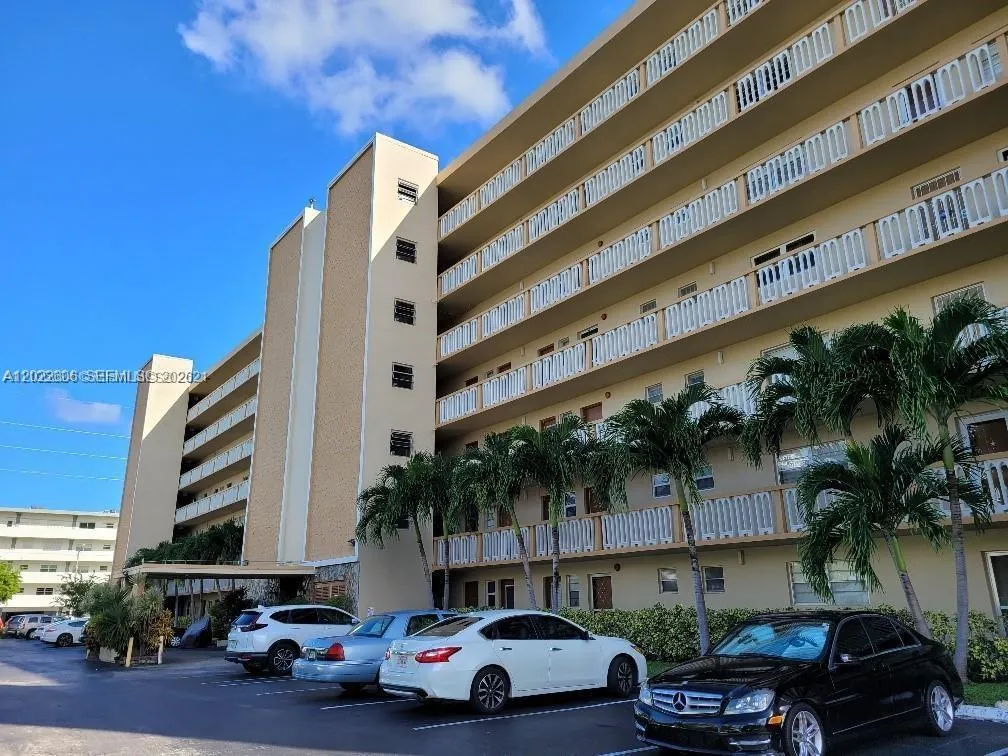 2 bedroom 2 bath for sale at 319 NE 14th Ave # 607, Hallandale Beach FL 33009