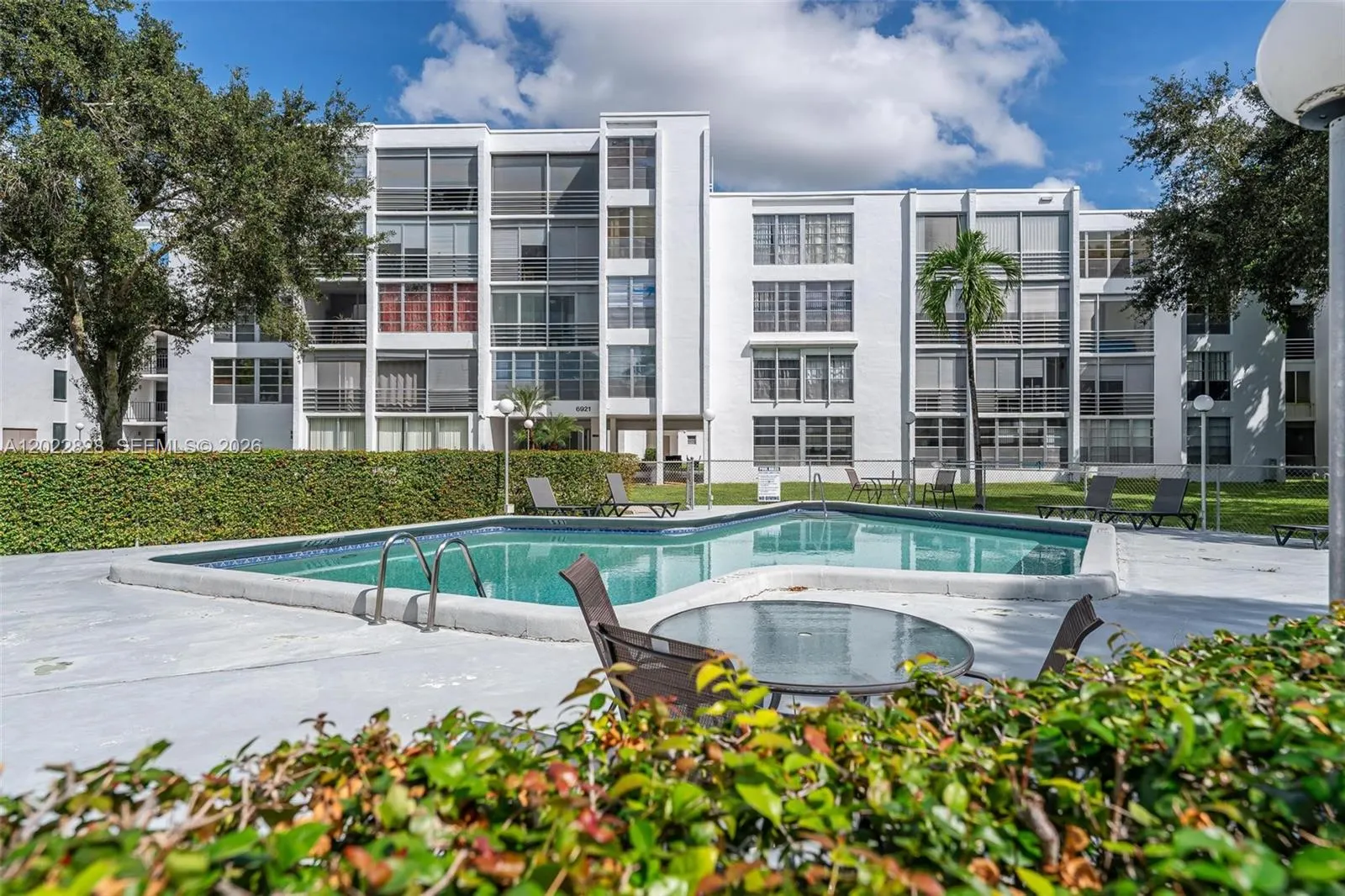 2 bedroom 2 bath for sale at 6923 Cypress Rd # C12, Plantation FL 33317