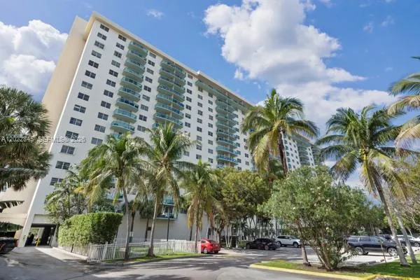 1 bedroom 1 bath for sale at 19390 Collins Ave # 817, Sunny Isles Beach FL 33160