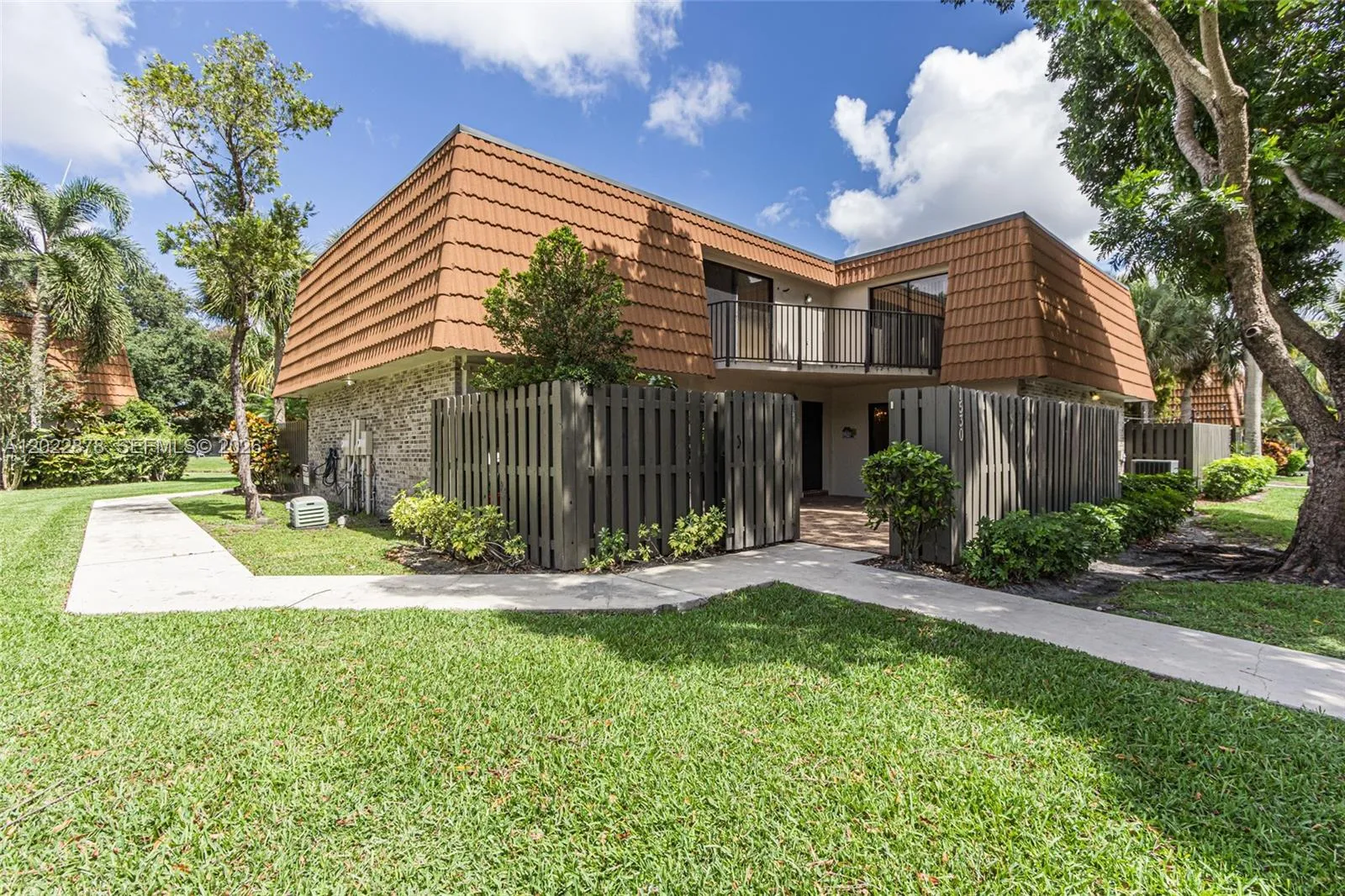 2 bedroom 2 bath for sale at 1530 W Harmony Lake Cir, Davie FL 33324