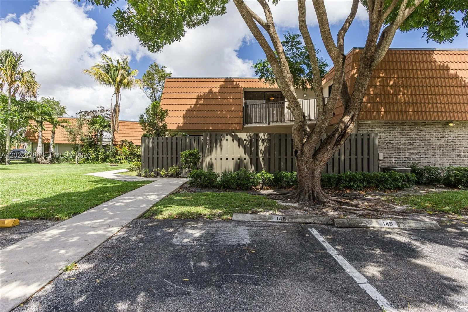 1530 W Harmony Lake Cir, Davie FL 33324