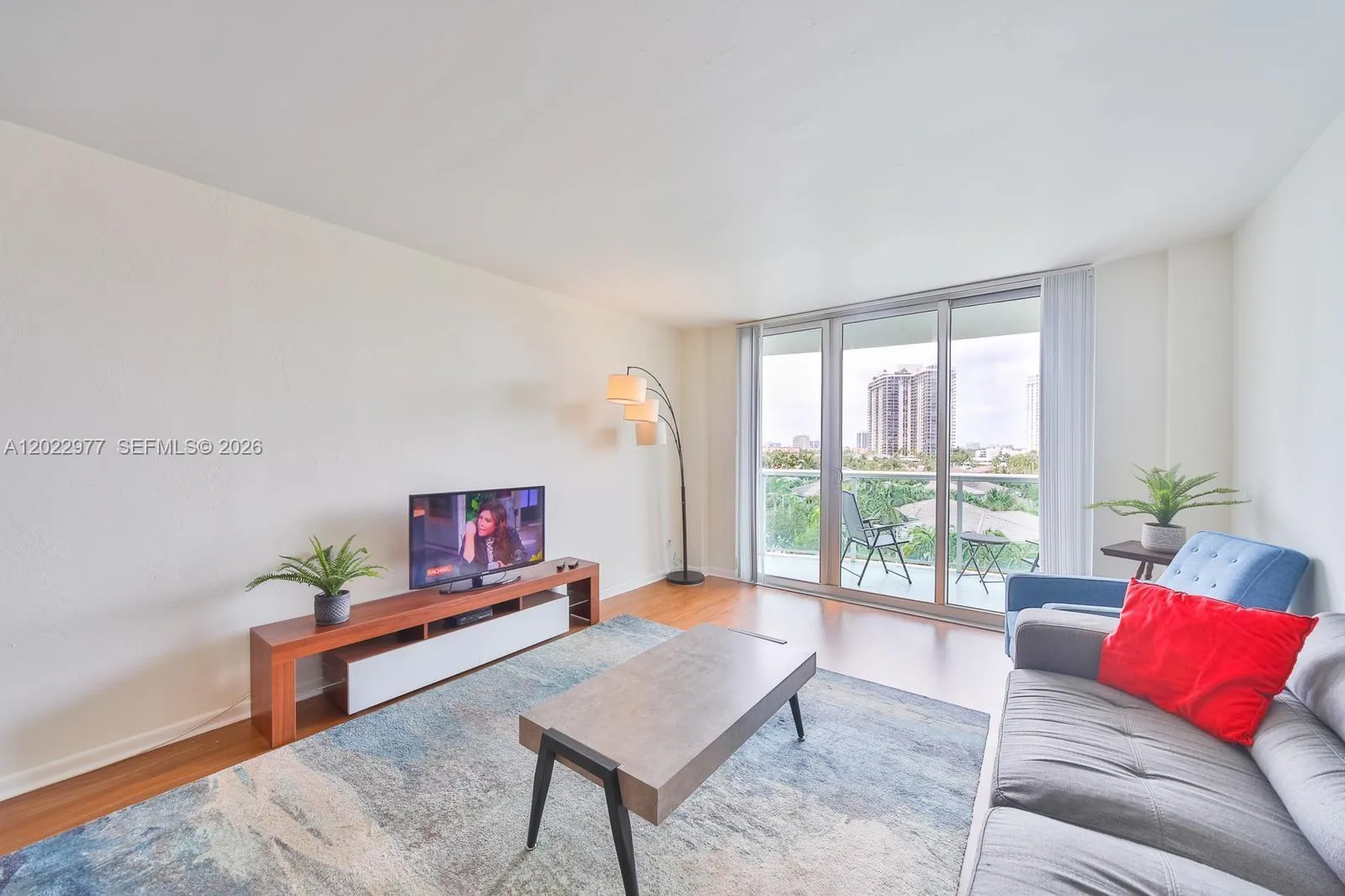 1 bedroom 1 bath for sale at 19370 Collins Ave # 622, Sunny Isles Beach FL 33160
