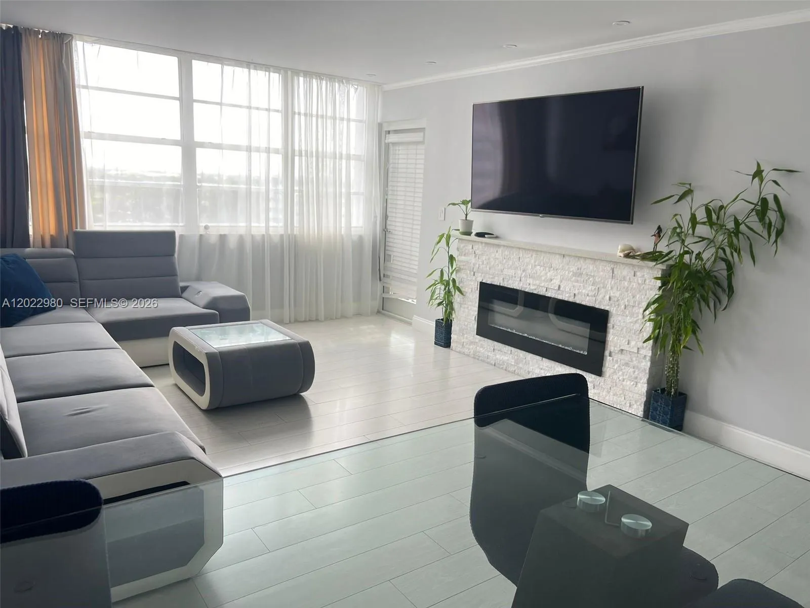1 bedroom 2 bath for sale at 1301 NE Miami Gardens Dr # 1013W, Miami FL 33179