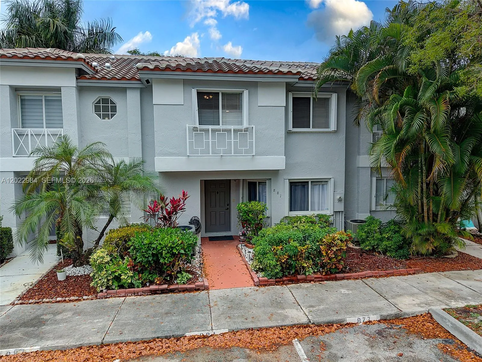881 NW 208th Dr, Pembroke Pines FL 33029