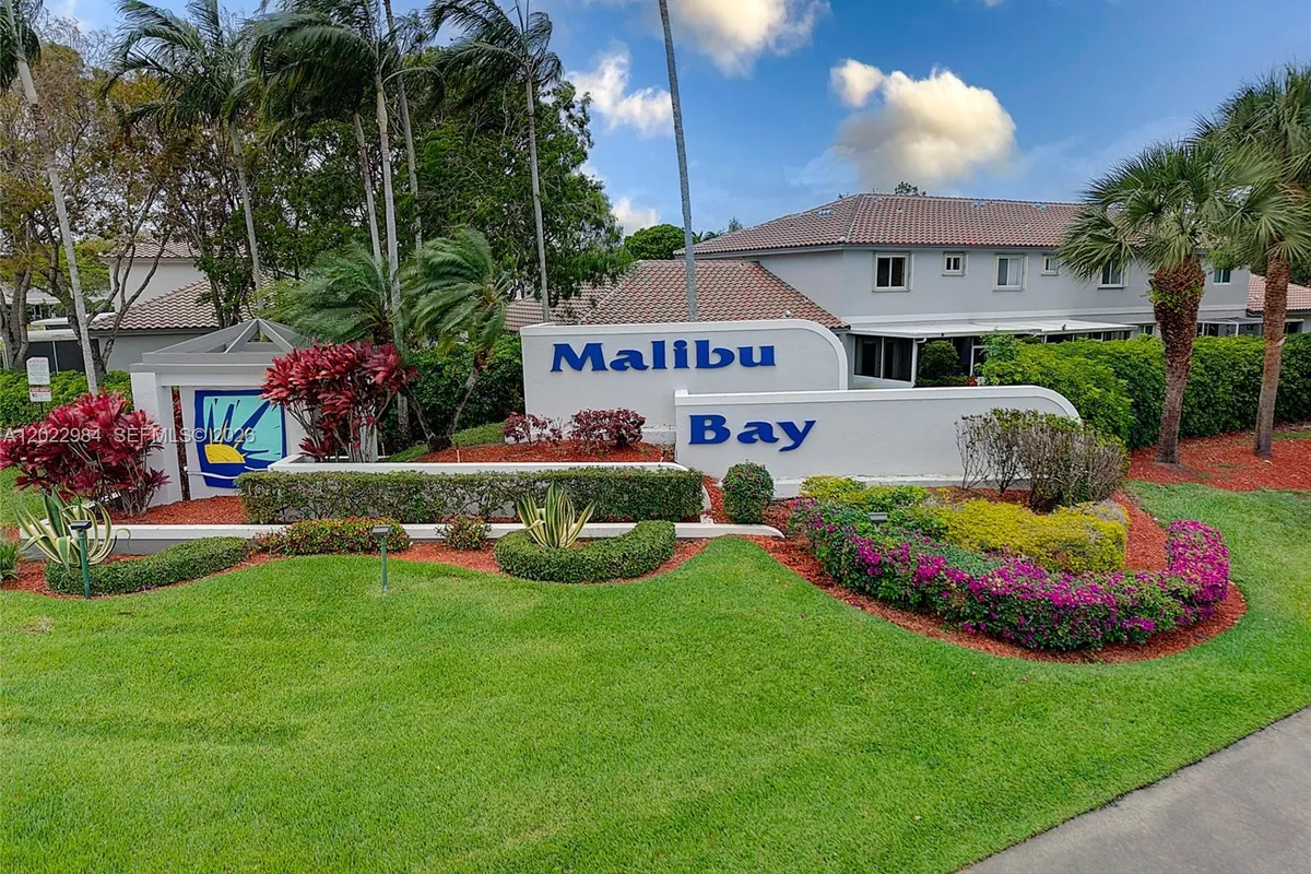 881 NW 208th Dr, Pembroke Pines FL 33029