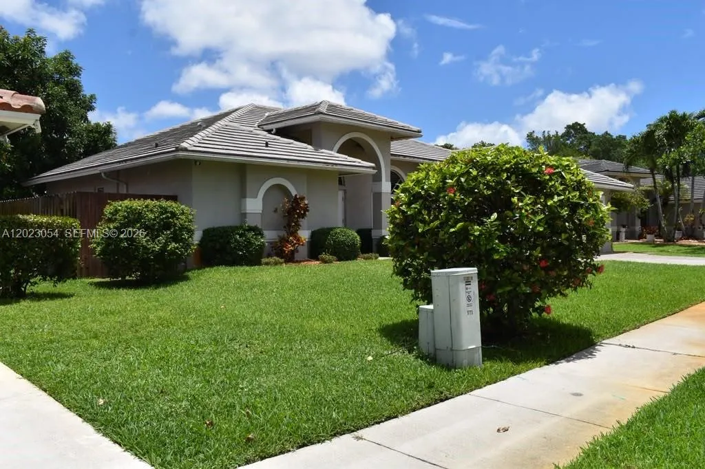 10205 SW 12th St, Pembroke Pines FL 33025