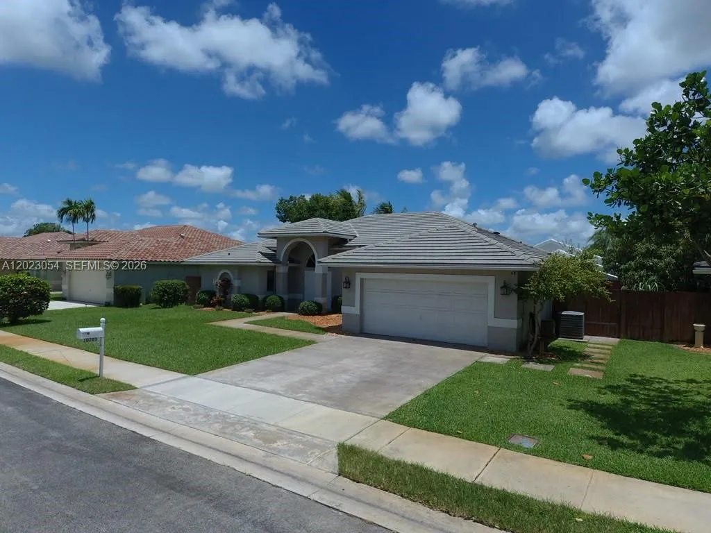 10205 SW 12th St, Pembroke Pines FL 33025
