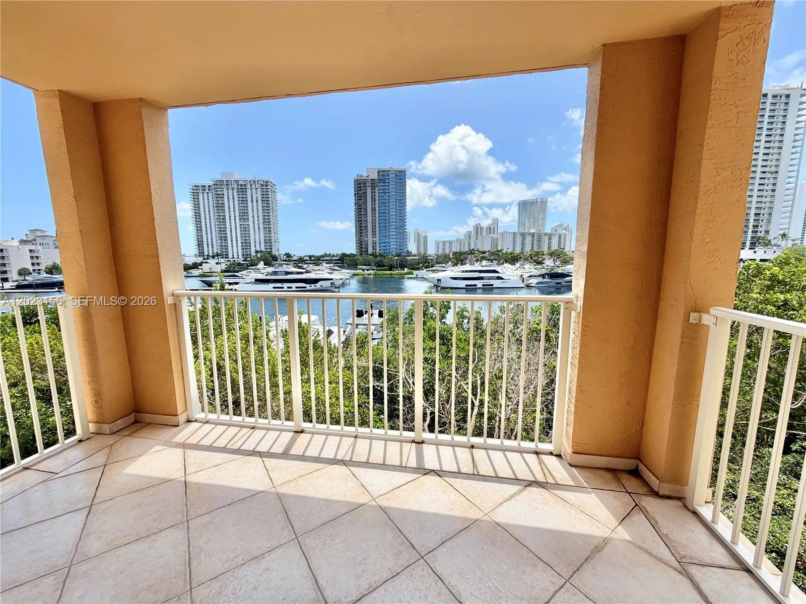 3 bedroom 2 bath for sale at 19877 E Country Club Dr # 3408, Aventura FL 33180