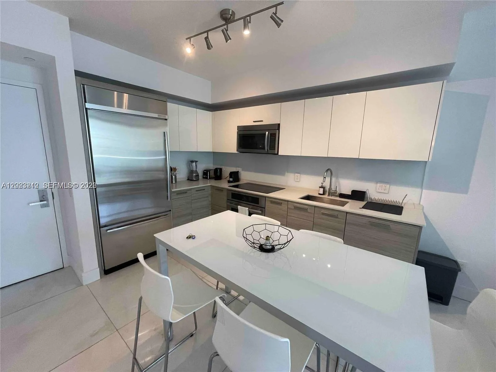 1 bedroom 1 bath for sale at 1300 Brickell Bay Dr # 2304, Miami FL 33131