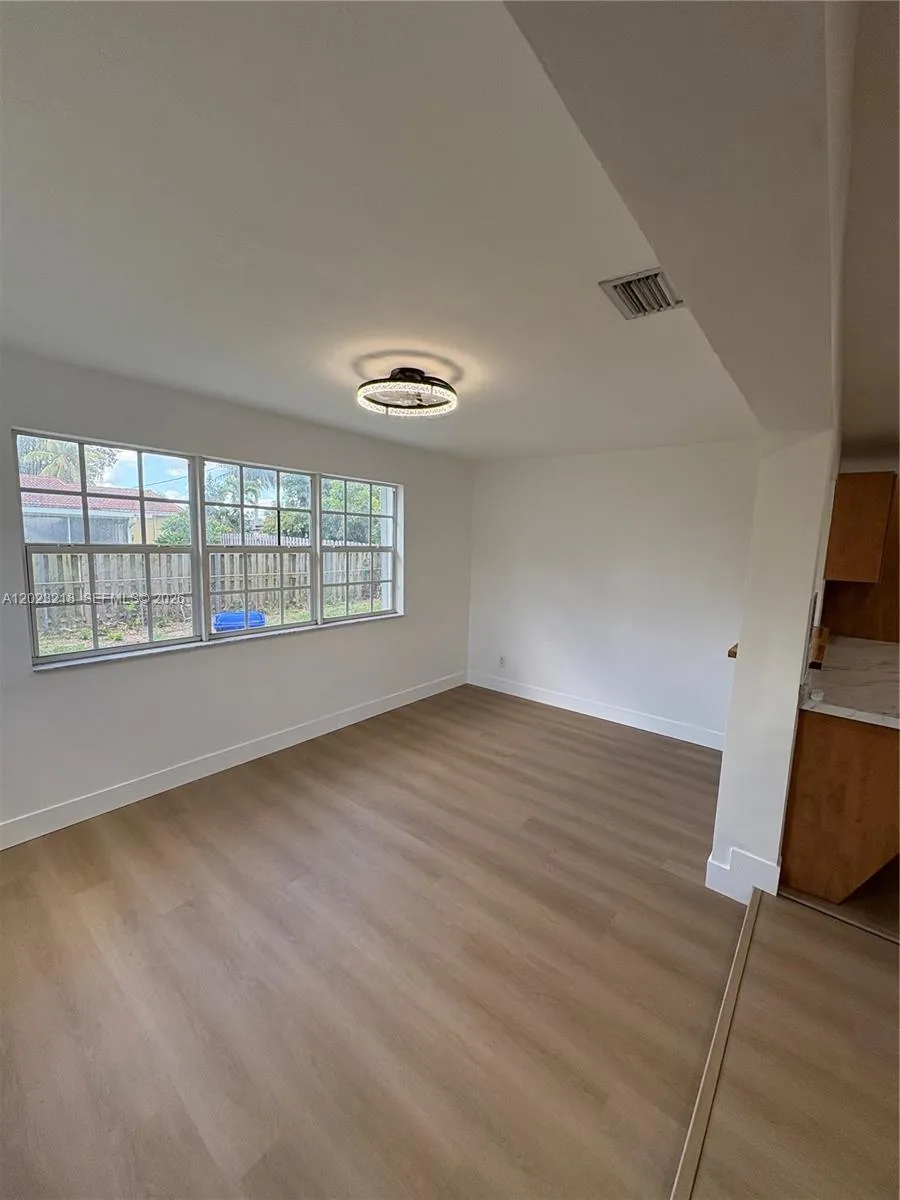 7150 SW 10th St, Pembroke Pines FL 33023