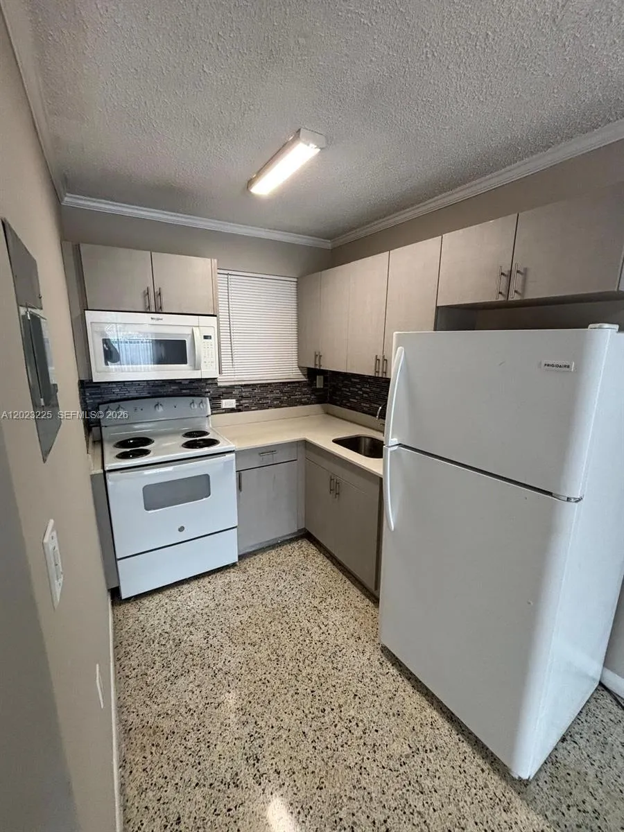 1047 SW 7th St # 6, Miami FL 33130