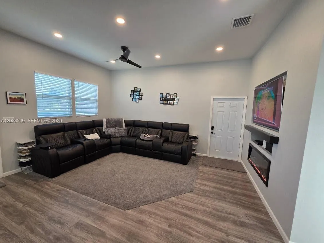 6165 136 ave N, Clearwater FL 33760