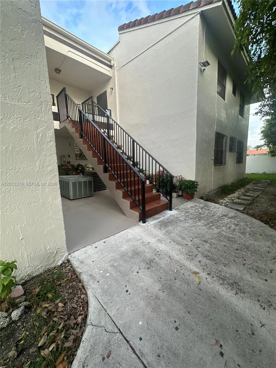 10893 NW 7th St # 27, Miami FL 33172