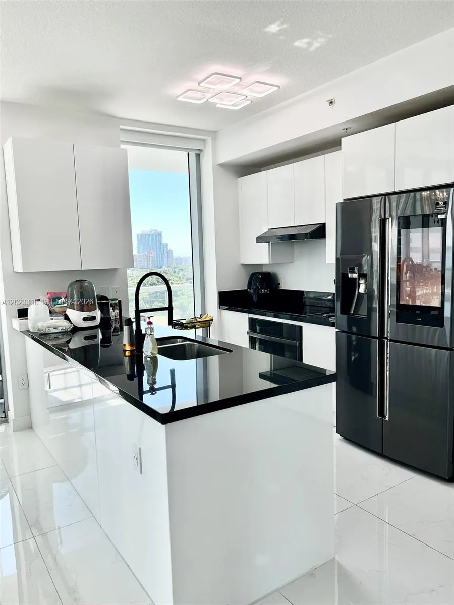 79 SW 12th St # 1806, Miami FL 33130