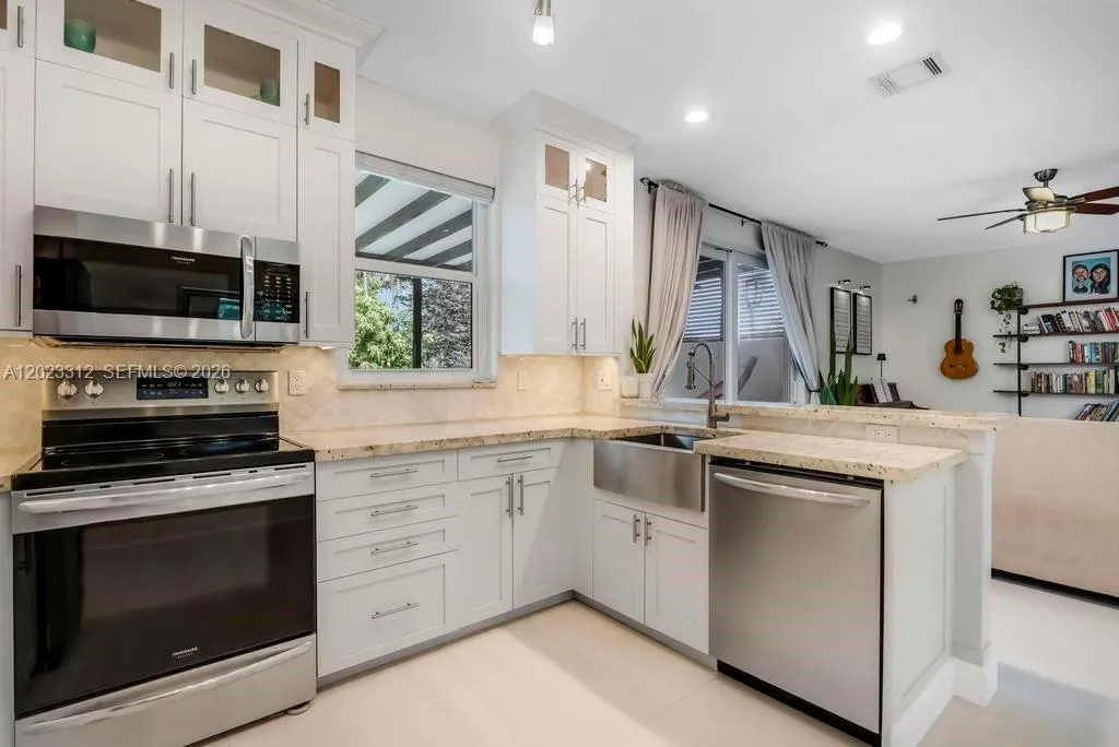 690 NW 159th Ln, Pembroke Pines FL 33028
