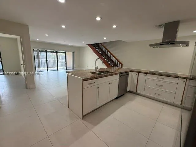 8304 Dundee Ter, Miami Lakes FL 33016