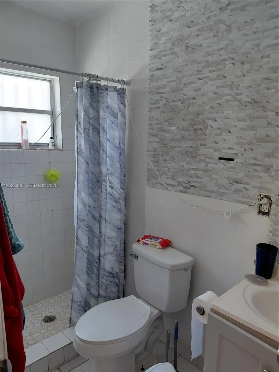 2140 NW 1st Ter, Miami FL 33125