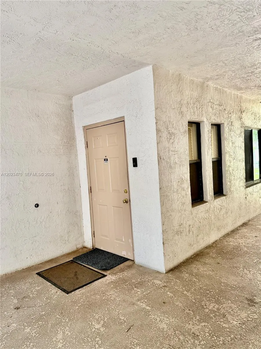 4725 SW 62nd Ave # 104, Davie FL 33314
