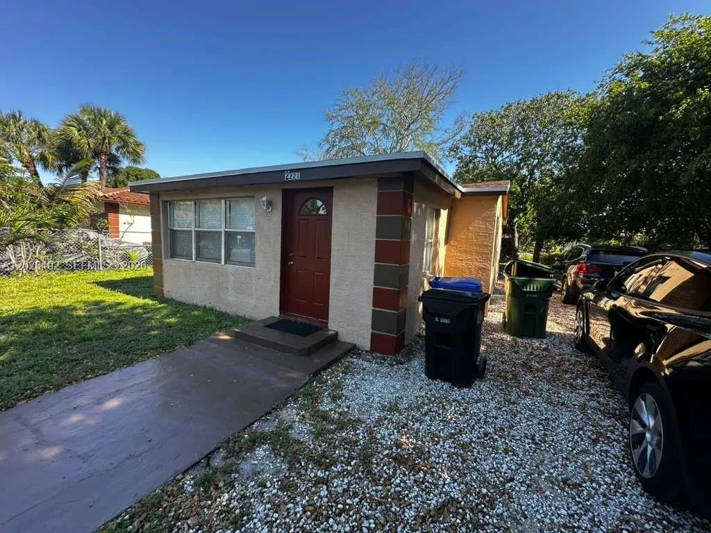 3 bedroom 2 bath for sale at 2221 NW 6th Ct, Fort Lauderdale FL 33311