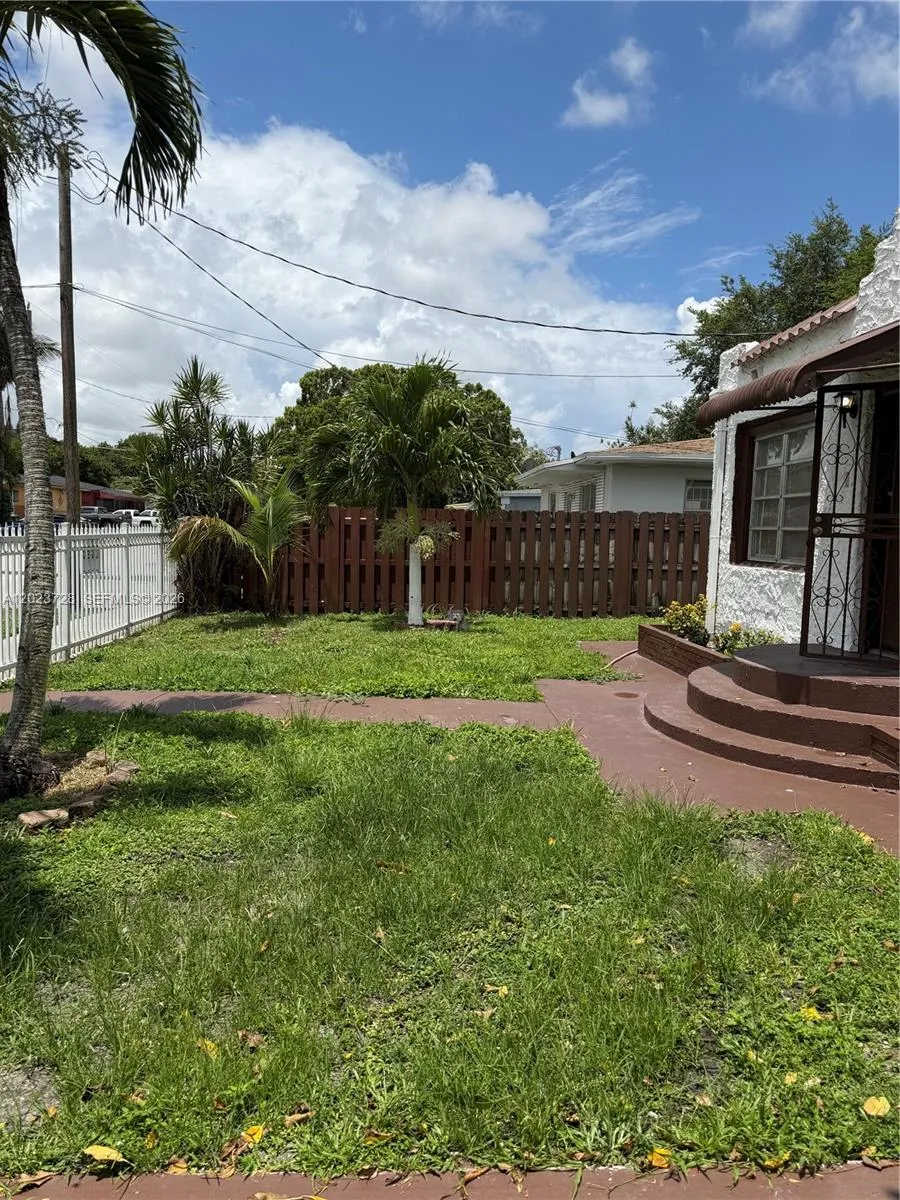 1727 NW 50th St, Miami FL 33142