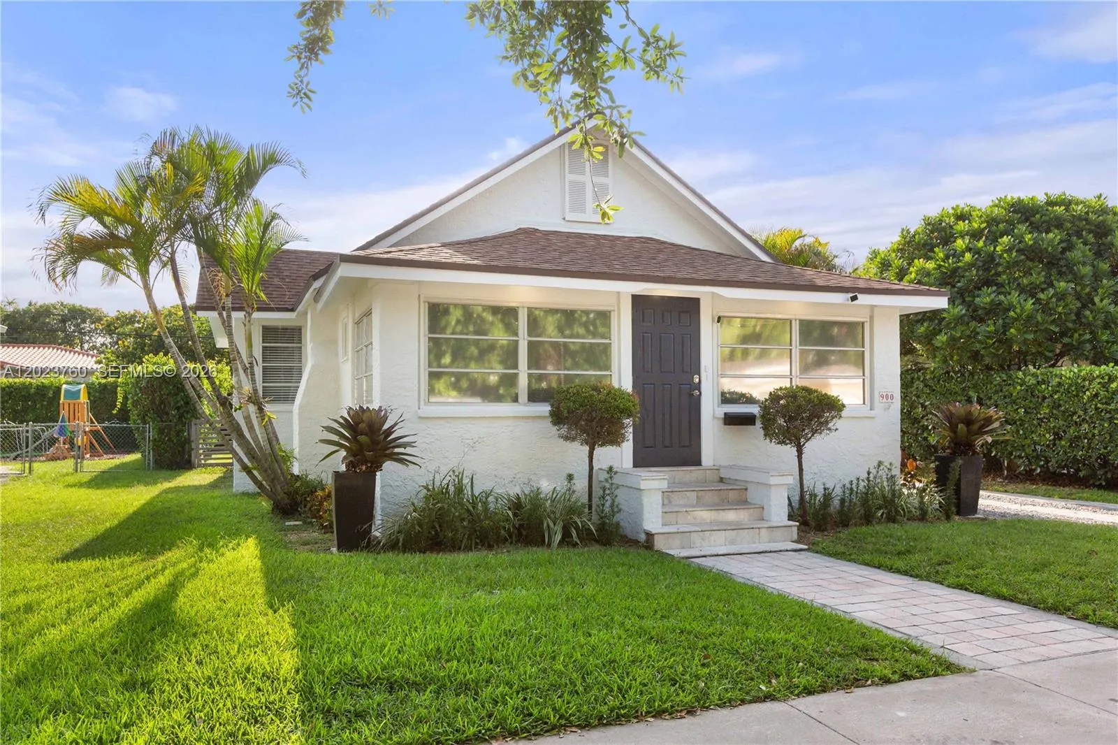 2 bedroom 1 bath for sale at 900 Tangier St, Coral Gables FL 33134