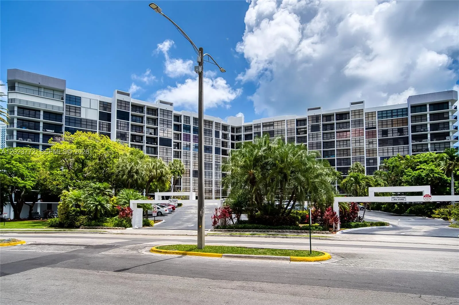 600 SW Parkview Dr # 505, Hallandale Beach FL 33009