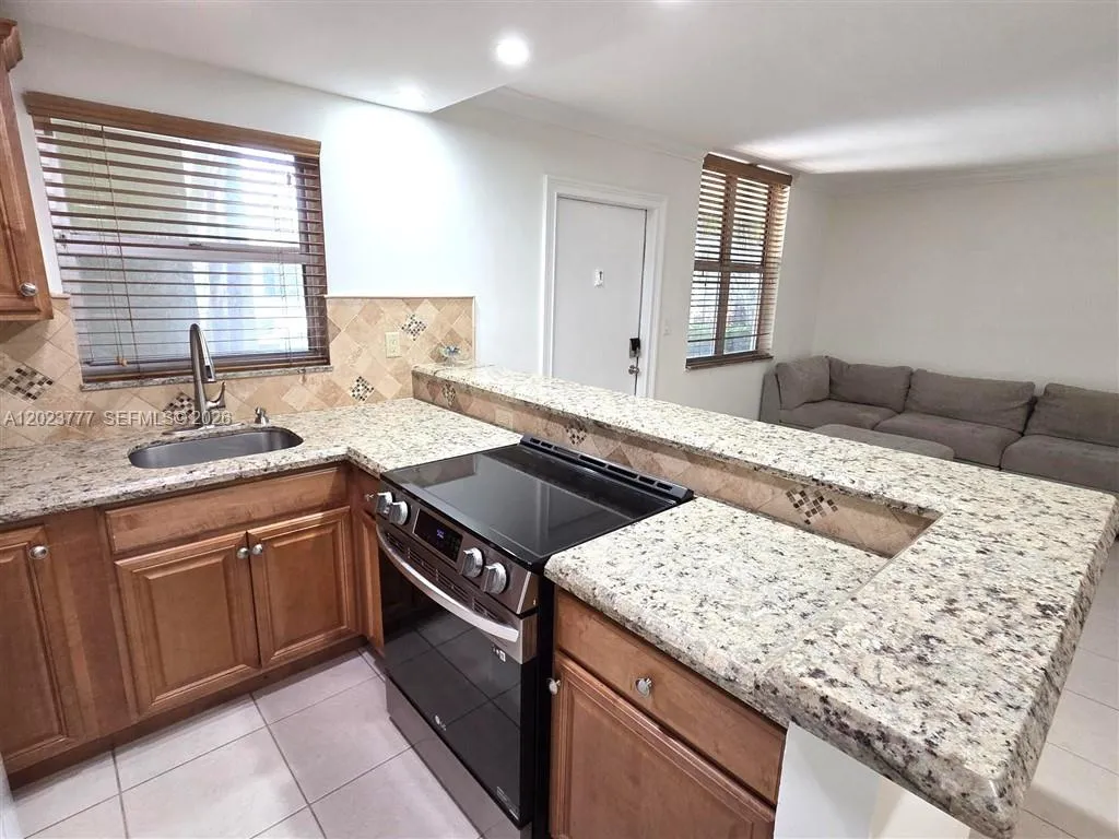2400 NE 10th St # 104, Pompano Beach FL 33062