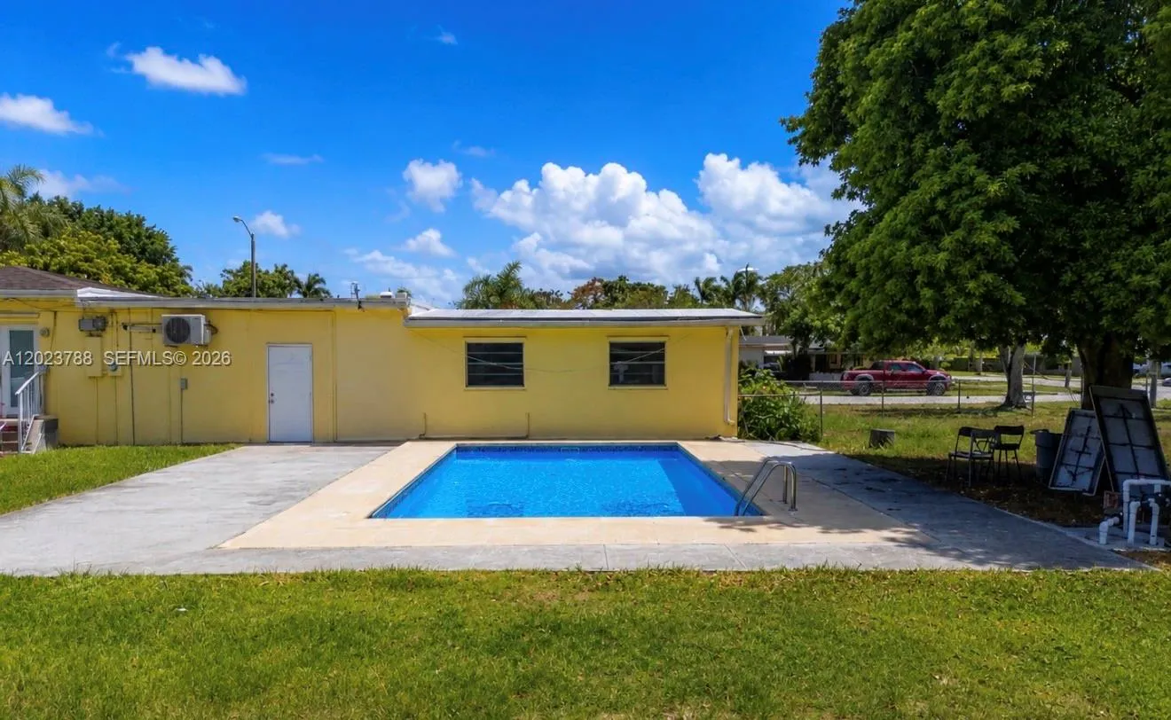 329 NW 13th St, Homestead FL 33030