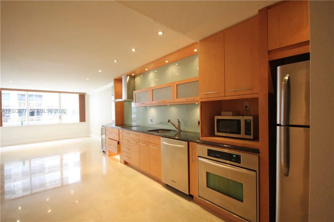 1 bedroom 1 bath for sale at 5401 Collins Ave # 339, Miami Beach FL 33140