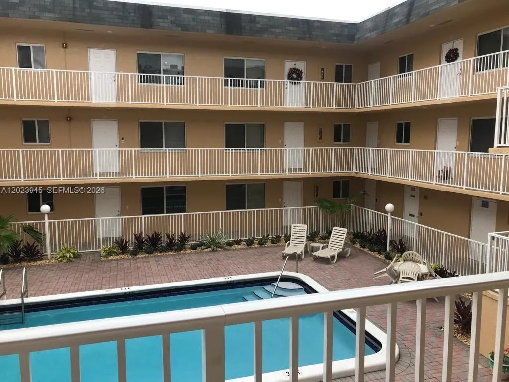 1 bedroom 1 bath for sale at 7910 Taft St # 214, Pembroke Pines FL 33024