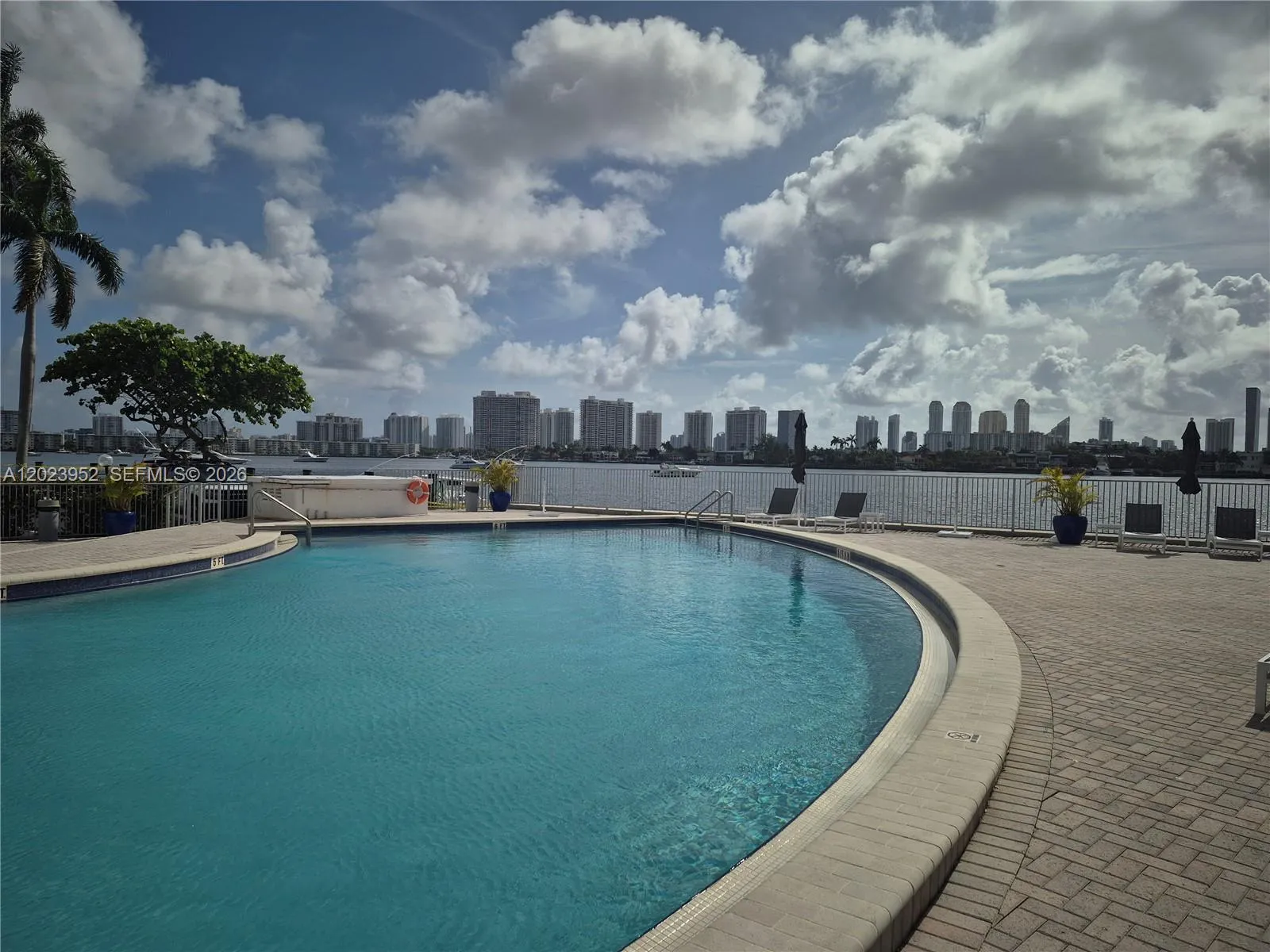 1 bedroom 1 bath for sale at 16565 NE 26th Ave # 2E, North Miami Beach FL 33160