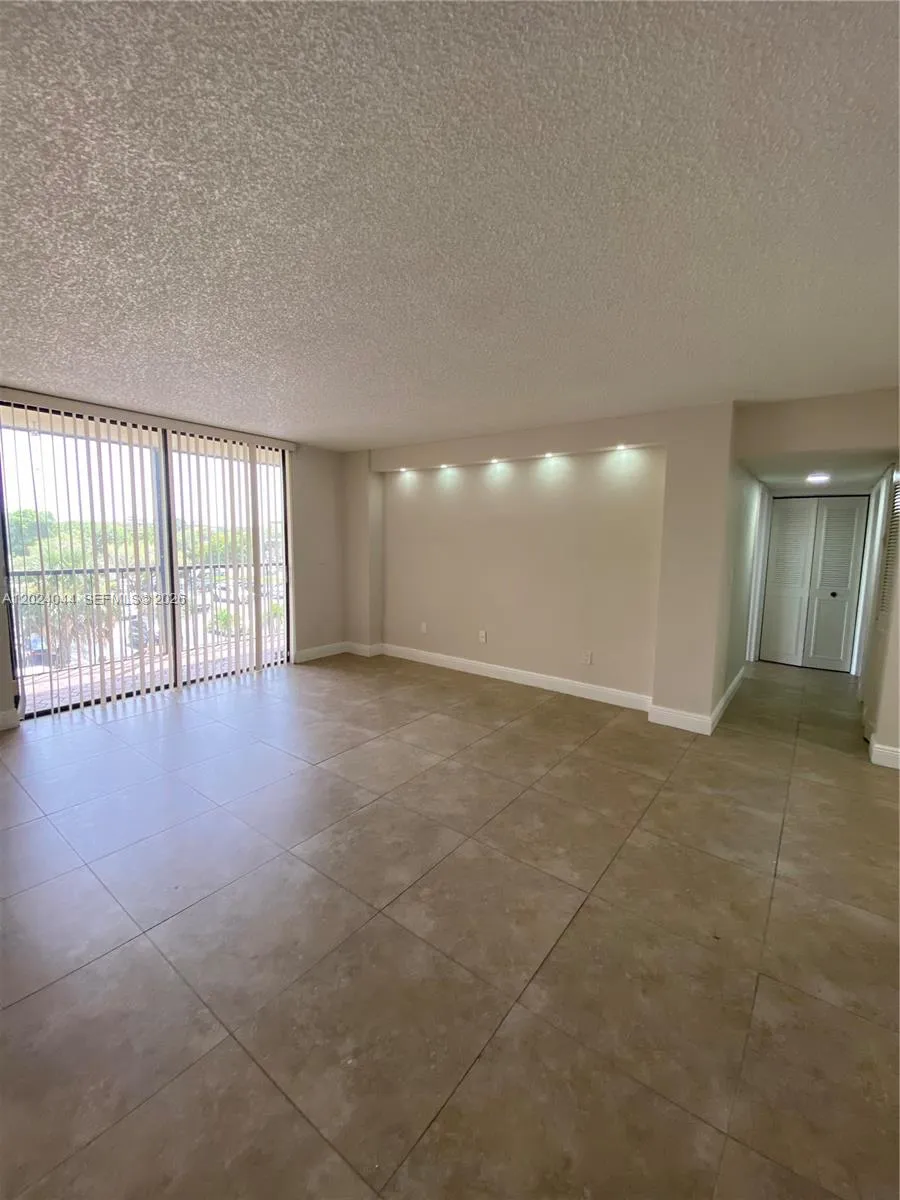 8635 NW 8th Street # 305, Miami FL 33126