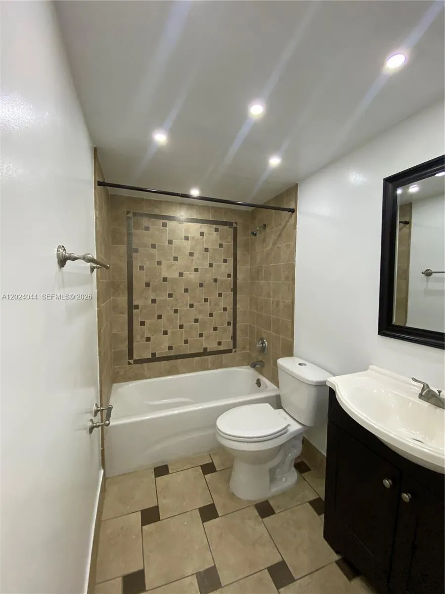8635 NW 8th Street # 305, Miami FL 33126
