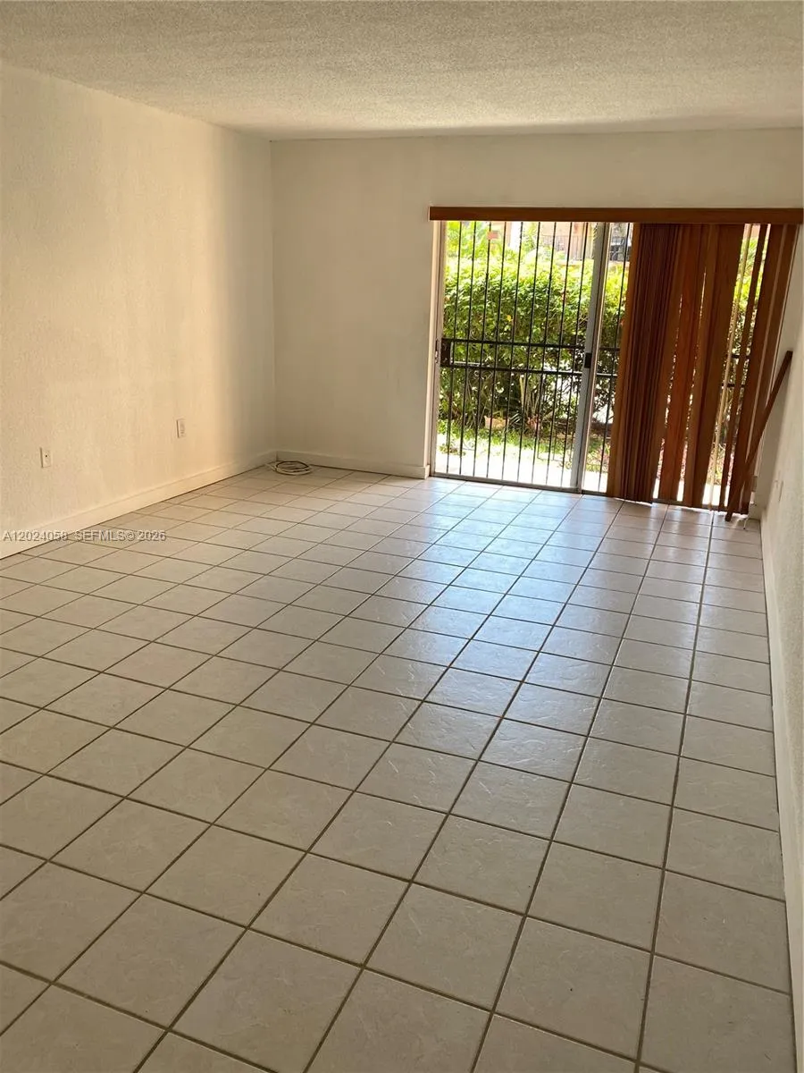 1300 W 47th Pl # 118, Hialeah FL 33012