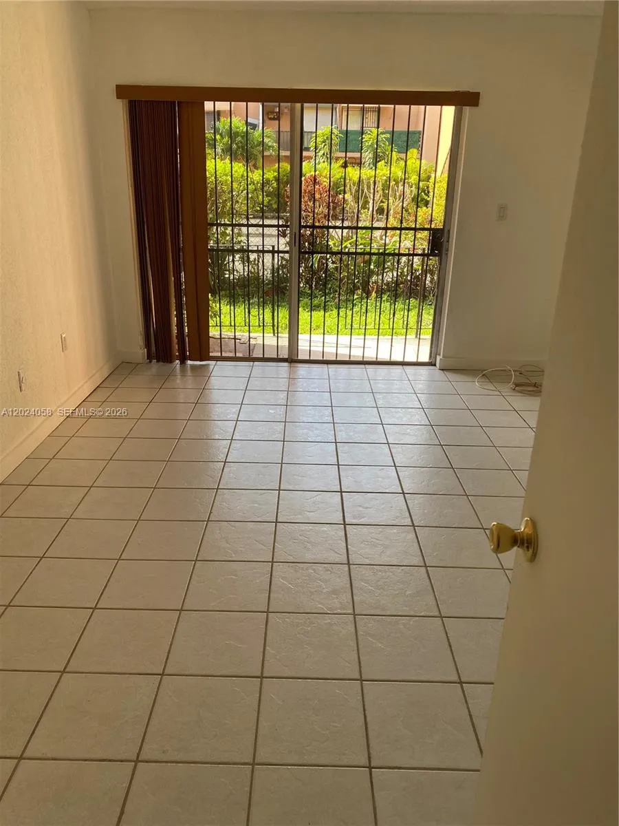 1300 W 47th Pl # 118, Hialeah FL 33012