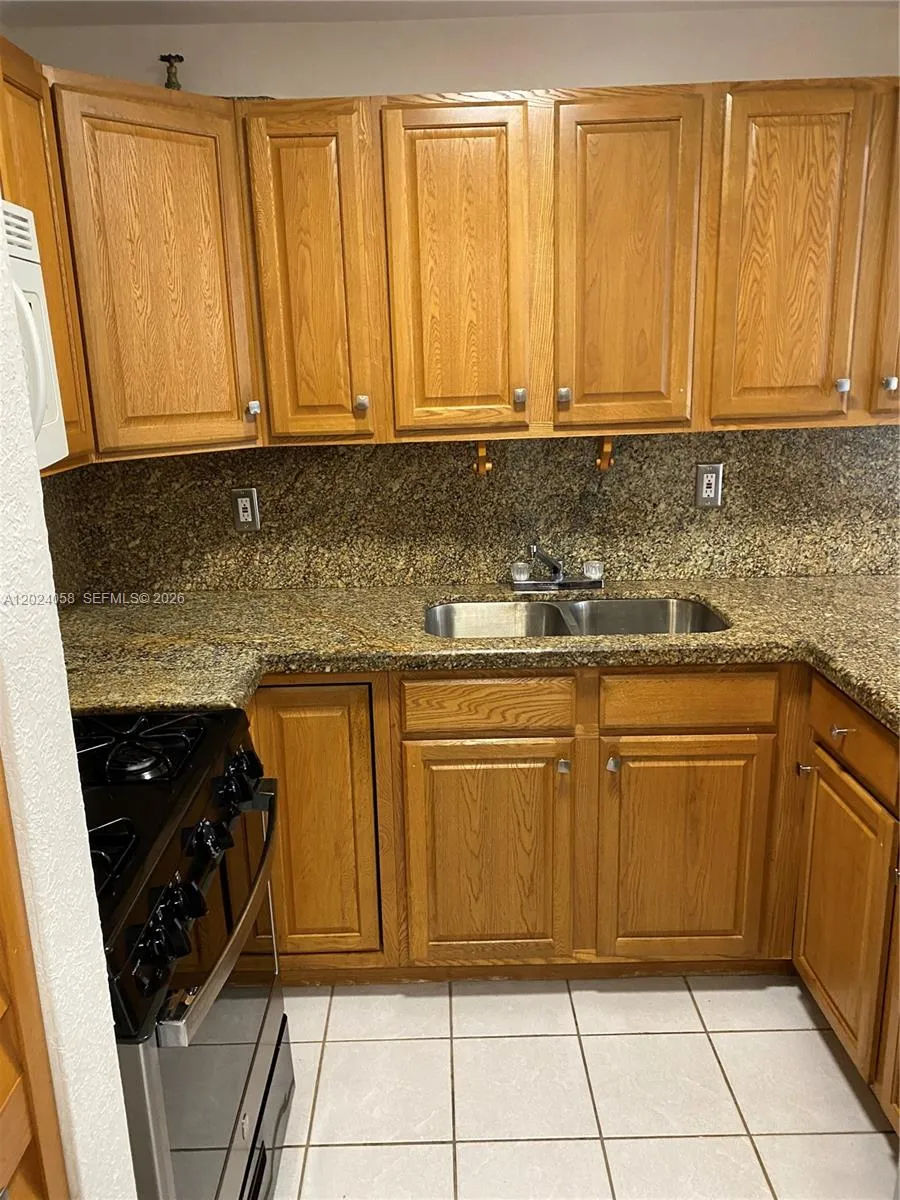 1300 W 47th Pl # 118, Hialeah FL 33012