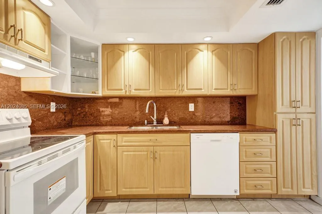 1623 Collins Ave # 512, Miami Beach FL 33139