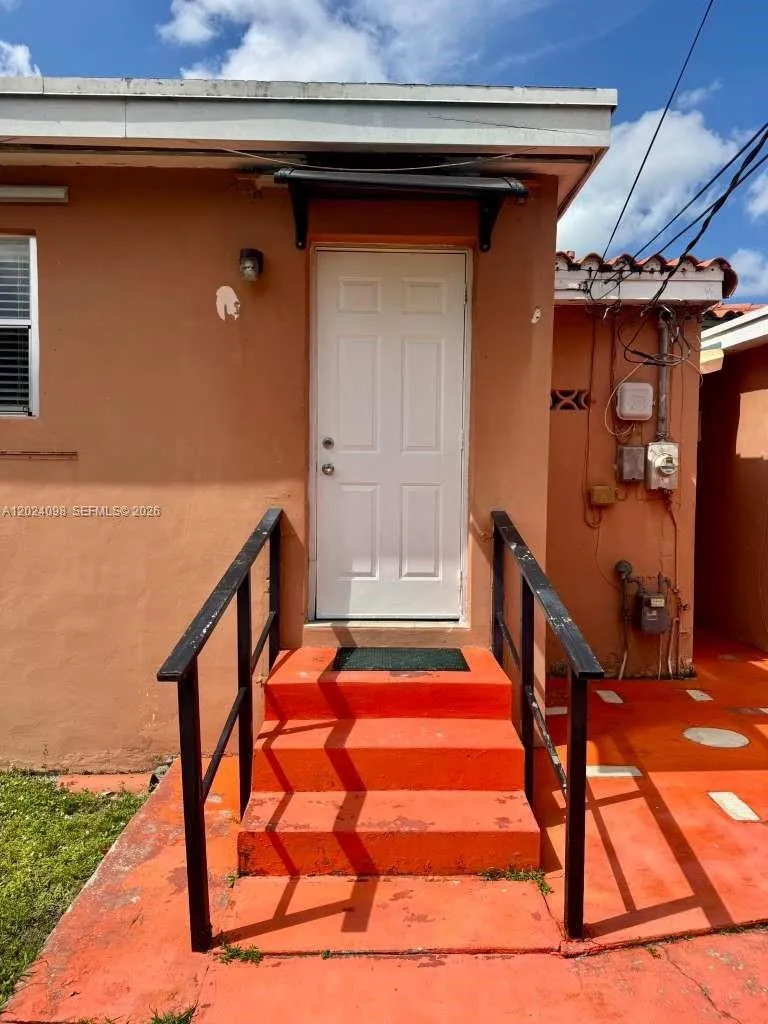 300 E 37th St, Hialeah FL 33013