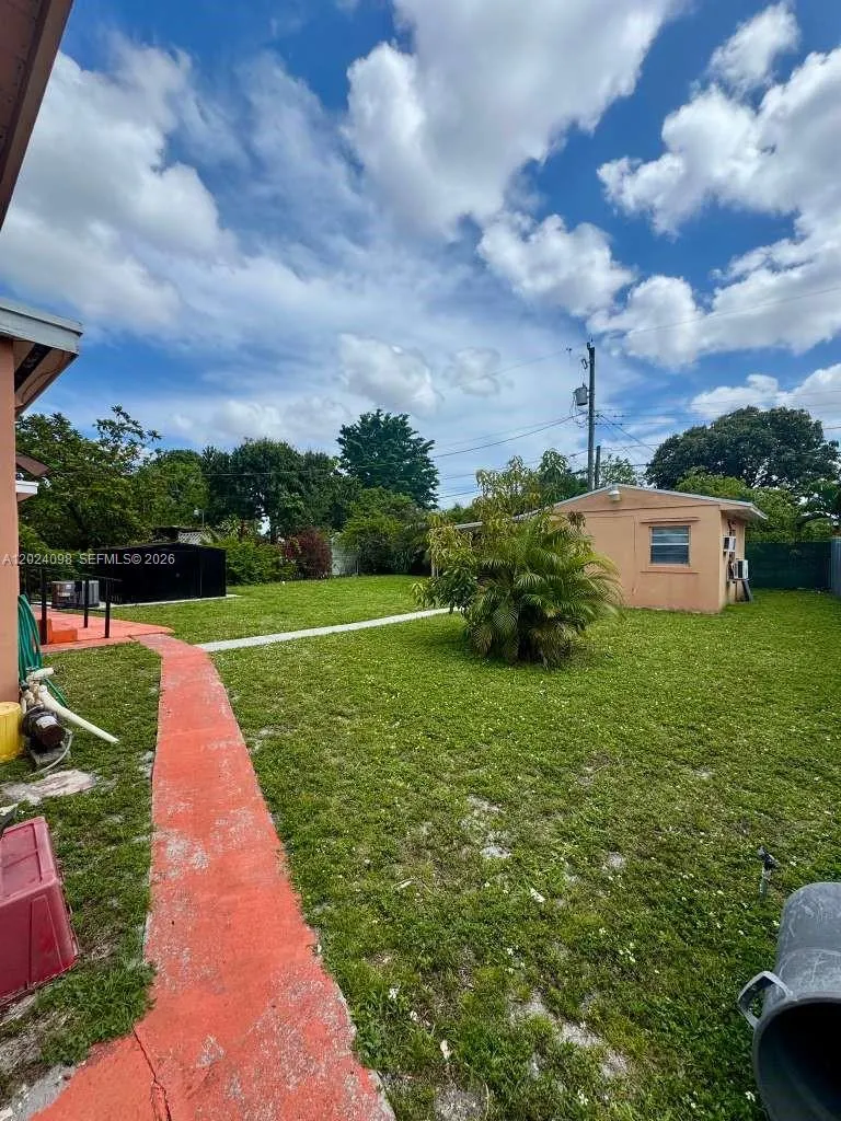 300 E 37th St, Hialeah FL 33013