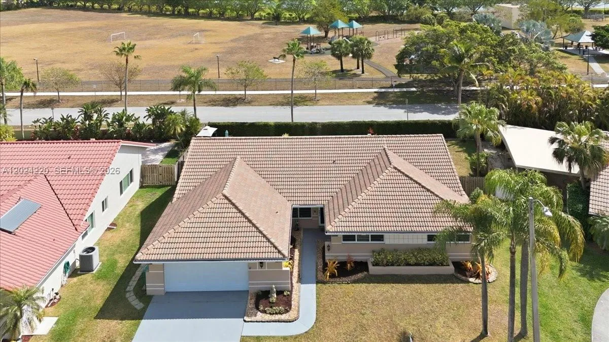6520 Olde Moat Way, Davie FL 33331